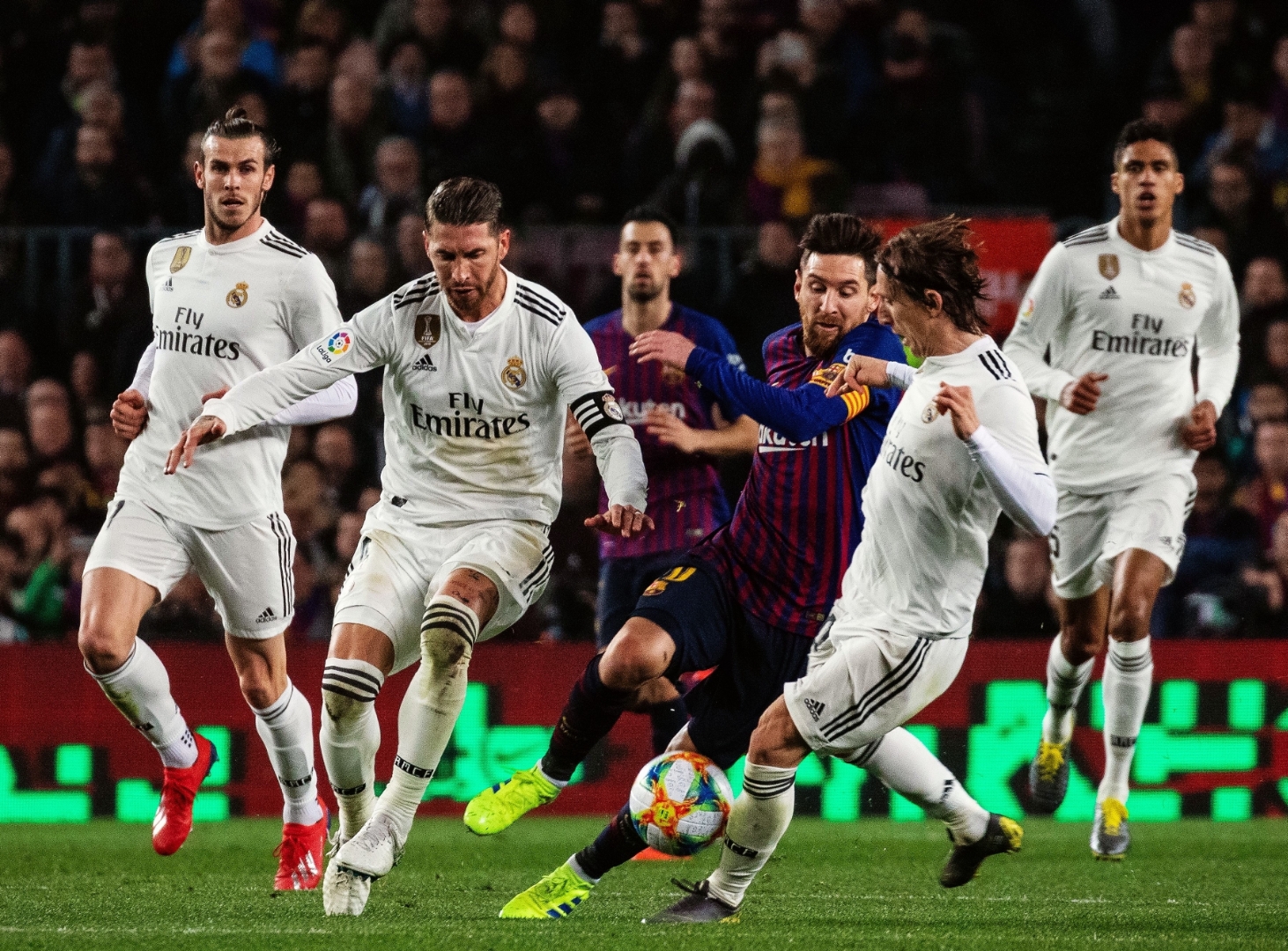 包含皇家马德里后防线稳固,继续领跑积分榜的词条 包含皇家马德里后防线稳固,继续领跑积分榜的词条